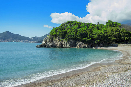 阳光明媚的地平线上山峦云雾的海景照片图片