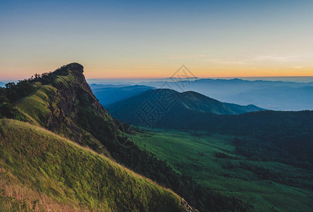 春时山上日落美丽的农村景色滚动的山图片