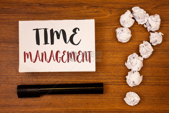 显示时间管理的文本符号为工作效率会议计划的概念照片时间表纸木背景引号图片