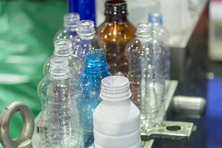 以注塑模具为背景的各类塑料瓶产品饮料图片