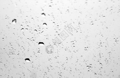 车窗上有黑色和白色的雨滴效果模糊摘图片