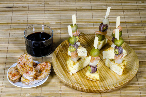 美味的开胃菜配三文鱼凤尾鱼和橄榄西班牙玉米饼装盘图片