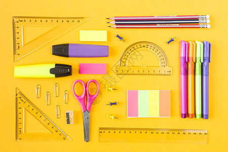 黄色背景的笔铅笔标记按钮纸剪和标尺用于研究的辅助工具顶图片