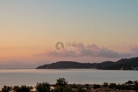 黎明时在平静的银海和岩石山下有丰富多图片