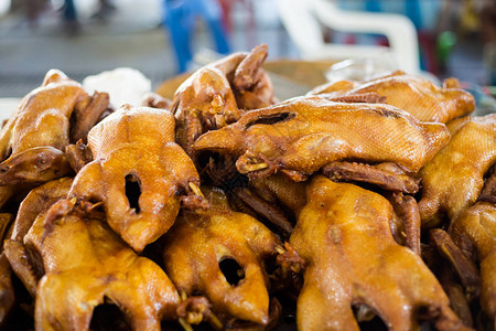 当地市场新准备的亚洲辣味烤肉金鸭图片