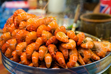 曼谷市场上新鲜烹制的亚洲辣蒸虾采用新鲜食材烹制的图片