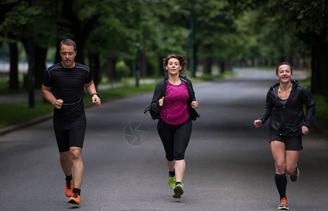 在城市公园慢跑的一群健康人群赛跑图片