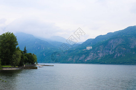 有山的地中海在背景中海景图片