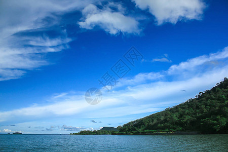 海和山在明亮的天空图片