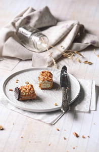 传统法国花环和玛齐潘糕饼奶油图片