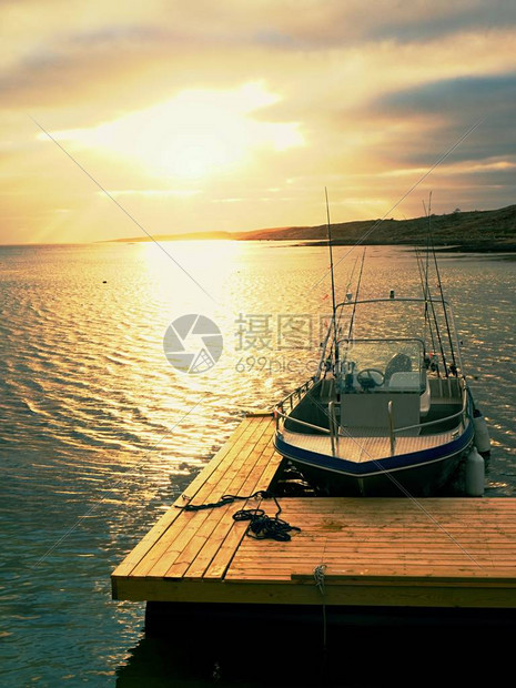 在美丽的山区风景的海港湾牡蛎养殖场配备渔图片