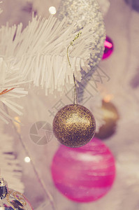 白色圣诞树上有球装饰勋章横幅文字或问图片