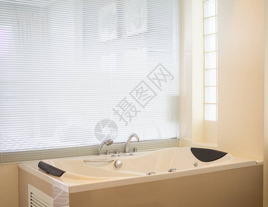 现代洗手间内务与白色豪华浴缸和空间在窗外的盲人和利格特人图片