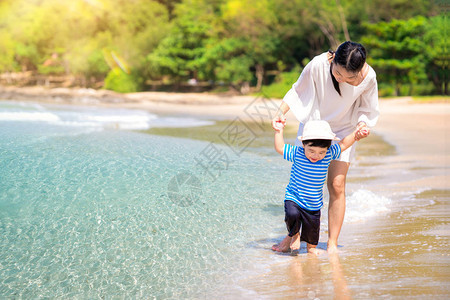 母亲和婴儿在泰国普吉热带度假胜地图片