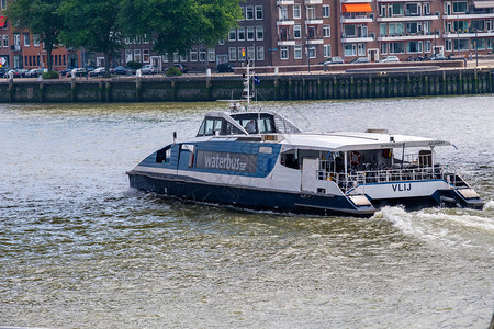 鹿特丹港的水上出租车图片