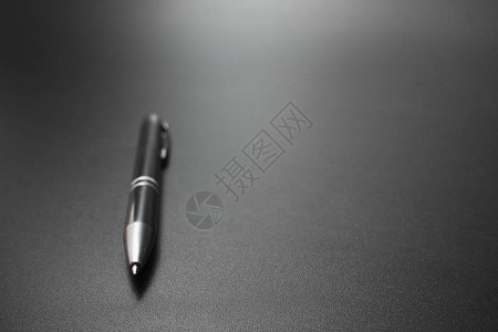 黑色背景中的金属圆珠笔图片