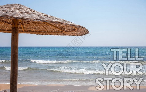 手写文字讲述你的故事概念意义表达你的感受叙述写你的传记蓝色海滩水茅草伞消息图片