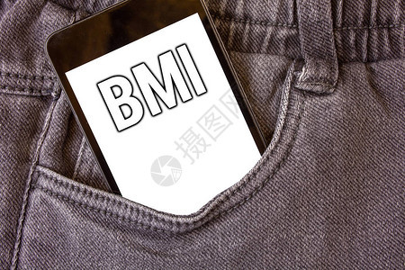 文字书写文本Bmi体重指数的商业概念确定了与身高相关的健康体重范围手机牛仔裤口袋白屏图片