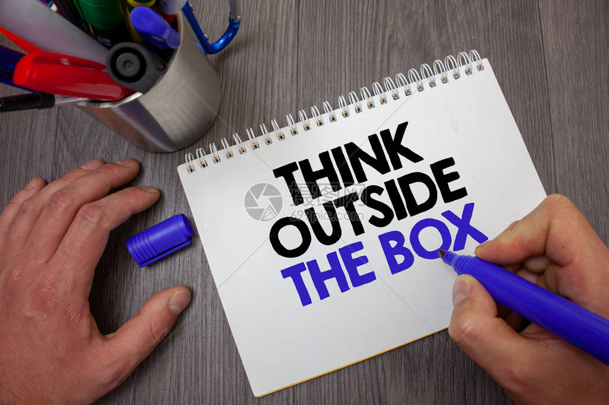 显示在盒子外面思考的文字符号概念照片思考新的和创造解决方案导致成功男人拿着蓝色标记笔本页面标图片