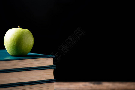 学校中心的书上写着绿苹果背景图片