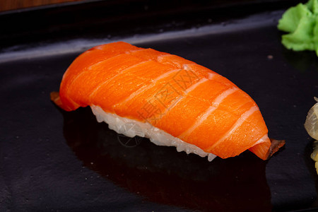 日本传统寿司用三文鱼图片