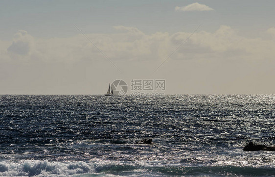 一艘轮廓鲜明的小船沿着它的旅程航行图片