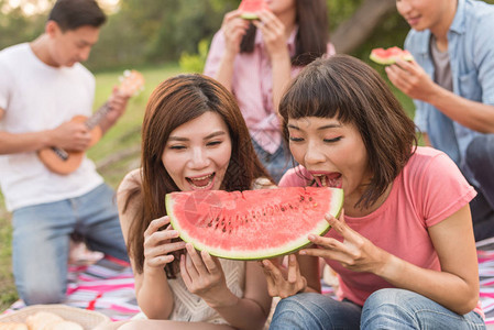 亚洲人带着西瓜去野餐图片