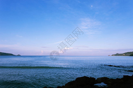 泰国普吉岛清晨海景美丽的灯光图片