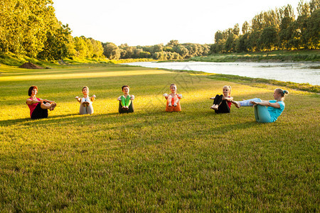 河边的户外瑜伽训练妇女在河图片