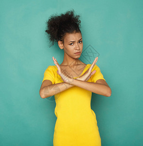 非洲裔美国妇女交叉双手制作停车标志图片
