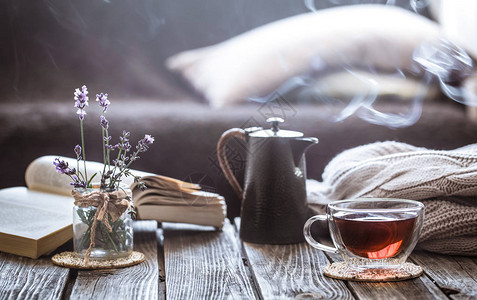 生命书和客厅的茶杯在木制桌子上舒适与内脏的概念下图片