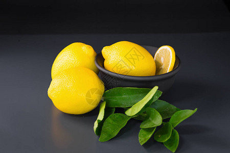 黑色小碗里的新鲜熟柠檬图片