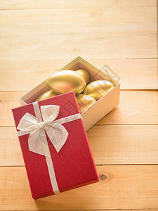 财务上的成功金蛋在一个红色的礼物盒里图片