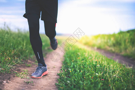 特写慢跑和户外跑步在大自然中在户外跑步运动员穿着运动鞋图片