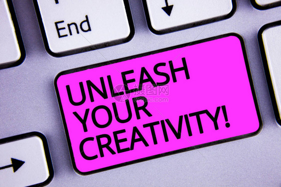 手写文本释放你的创造力概念意义开发个人智力机智慧键盘紫色键意图创建文本计算机图片