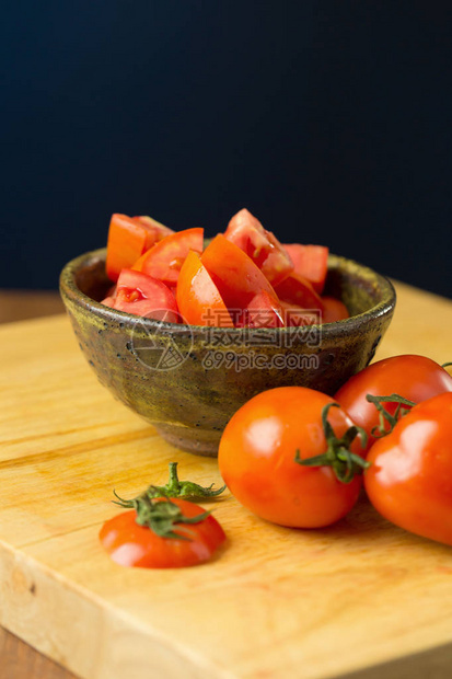 西红柿片切碎的西红柿新鲜西红柿健康食品的概念特写图片