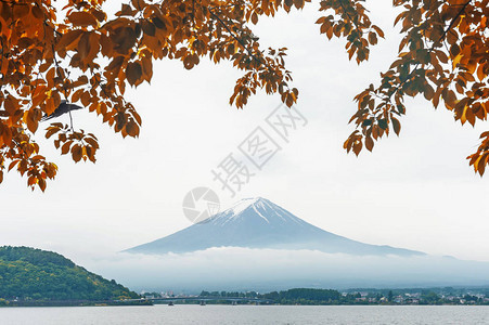 日本河口湖和佛寺山图片