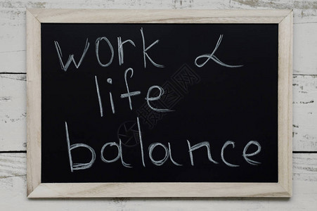 工作与生活平衡兼顾概念手图片