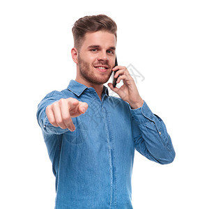 年轻人在讲电话时用手指头说话背景图片