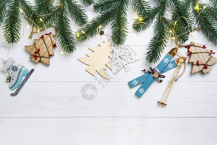 圣诞成份圣诞圆形树枝和木质圣诞节树图片