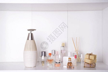 在浅色背景上带有香气的香水瓶香水化妆品香水系列文本的可用空间香图片