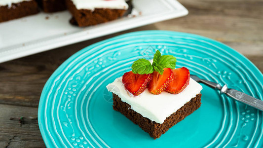 巧克力蛋糕和草莓在盘子上为图片