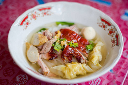 新鲜准备的亚洲芳香鸭汤图片