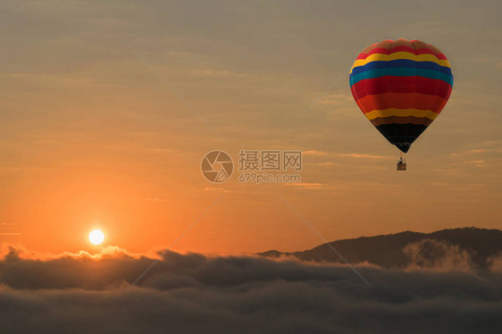 日落天空背景中的热气球图片