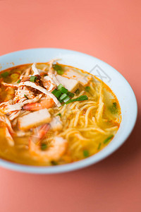 卡梅伦高原当地餐馆供应的新鲜马来西菜虾肉和豆腐汤图片