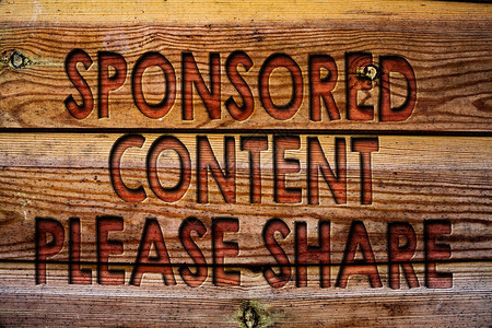 手写文本赞助内容请分享概念意义营销策略广告平台木制背景复古木板野生消息图片