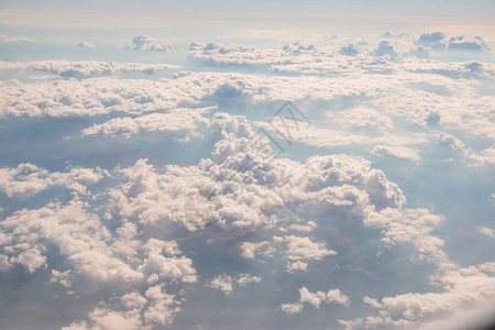 从飞机上俯瞰云层之上的天际线图片