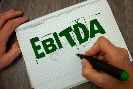 显示Ebitda的概念手写商业照片文本利息税前收益折旧摊销缩写人持有黑色记号笔gruge图片