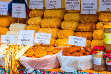 波兰Zakopane市场传统奶酪的杂摊销售图片
