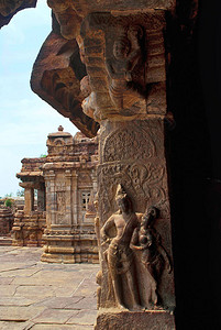 印度卡纳塔克邦帕塔达卡尔的南迪曼达帕维鲁帕克沙寺帕塔达卡尔寺庙群的柱子上雕刻图片
